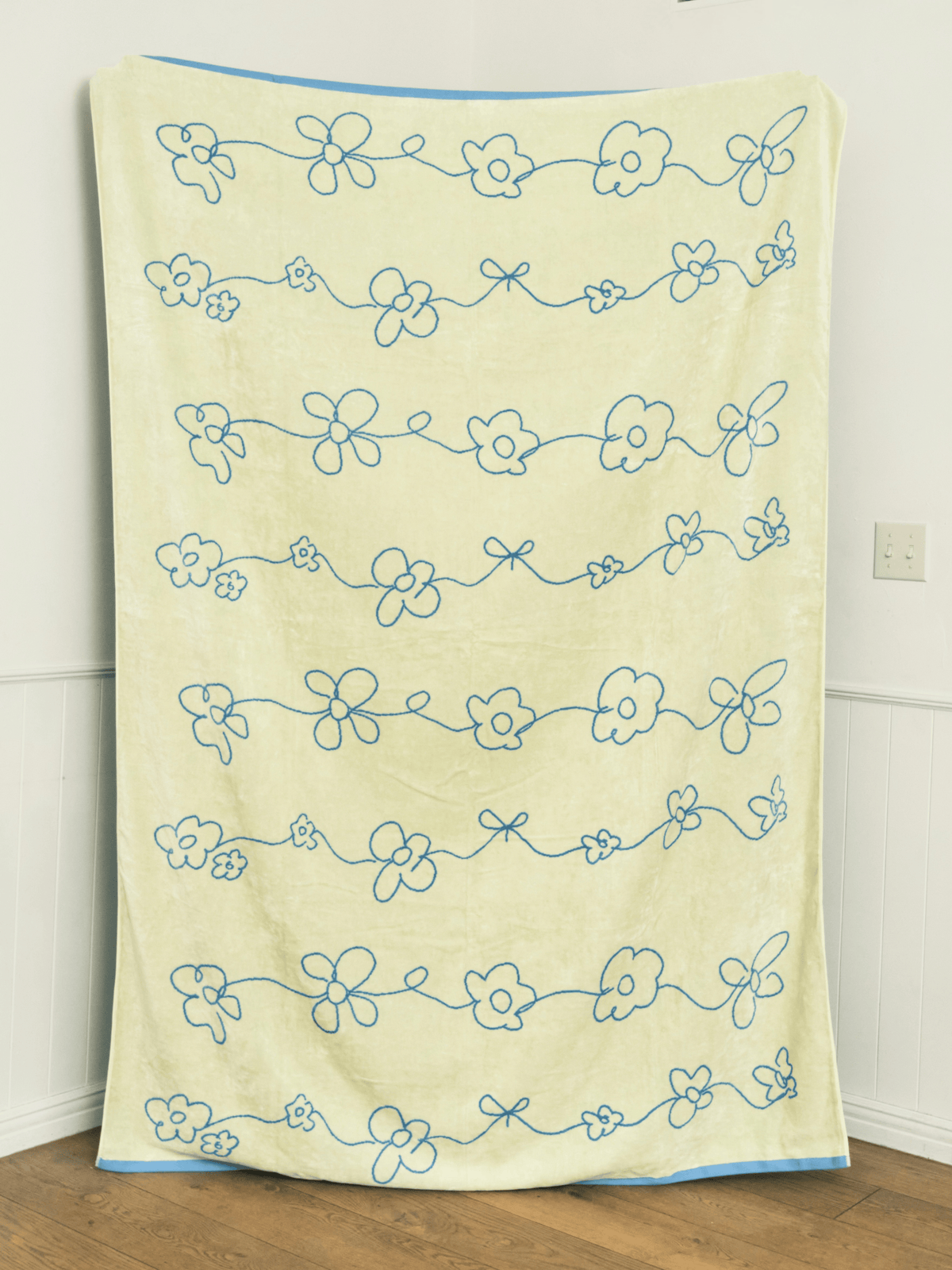 Doodle flowers　BED THROW BLANKET